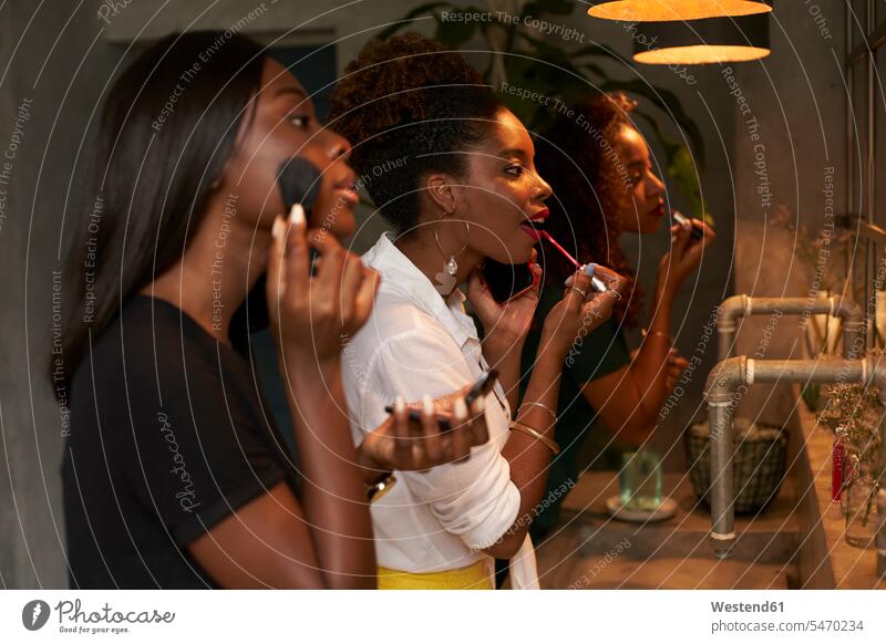 Drei Freundinnen beim Schminken auf der Damentoilette beleuchtet Beleuchtung Gemeinsamkeit zusammen gemeinsam Zusammenhalt Verbundenheit Zusammengehörigkeit