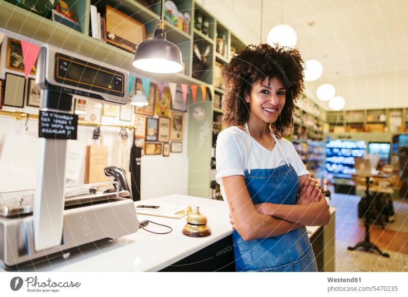 Porträt einer lächelnden Frau in einem Geschäft Portrait Porträts Portraits weiblich Frauen Shop Laden Läden Geschäfte Shops Erwachsener erwachsen Mensch