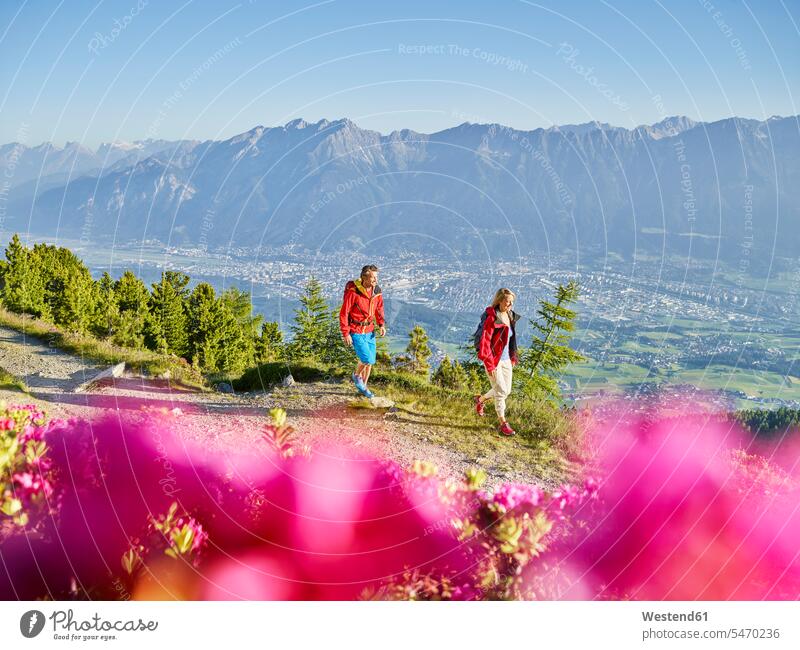Österreich, Tirol, Ehepaar beim Wandern auf dem Zirbenweg am Patscherkofel Wanderweg Wanderwege Fußweg Pfad gehen gehend geht Paar Pärchen Paare Partnerschaft