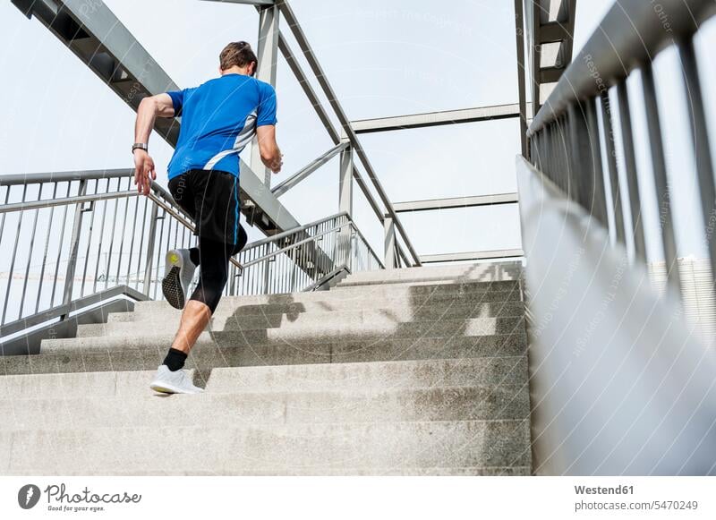 Mann rennt die Treppe hinauf Treppenaufgang Männer männlich laufen rennen Erwachsener erwachsen Mensch Menschen Leute People Personen Deutschland Himmel