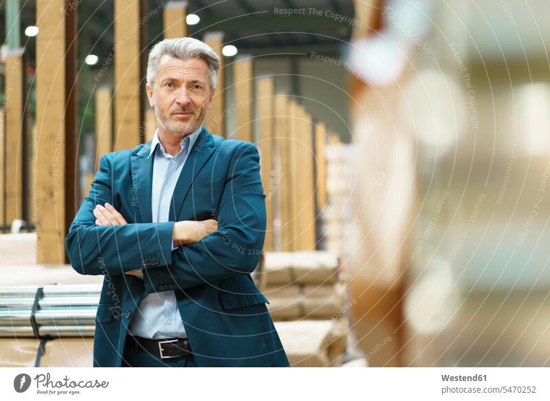 Porträt eines selbstbewussten reifen Geschäftsmannes in einer Fabrik Job Berufe Berufstätigkeit Beschäftigung Jobs geschäftlich Geschäftsleben Geschäftswelt
