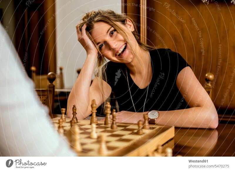 Frau hat Spaß beim Schachspielen Freizeit Muße lachen Freude freuen Schachspieler Schachspielerin Schachspielerinnen Brettspiel Brettspiele Gesellschaftsspiel