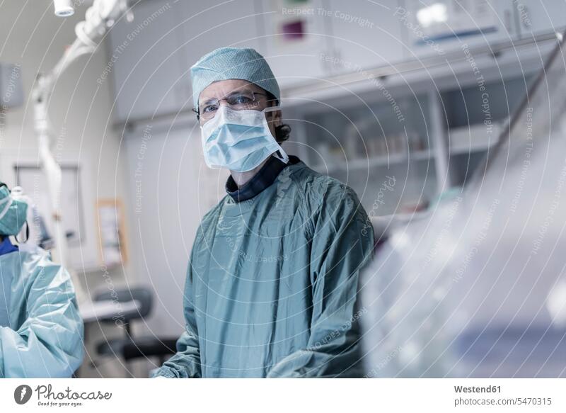 Porträt eines Neuroradiologen in Kitteln Krankenhaus Kliniken Krankenhäuser Krankenhaeuser Operation OP Operationen operieren Chirurgie Portrait Porträts