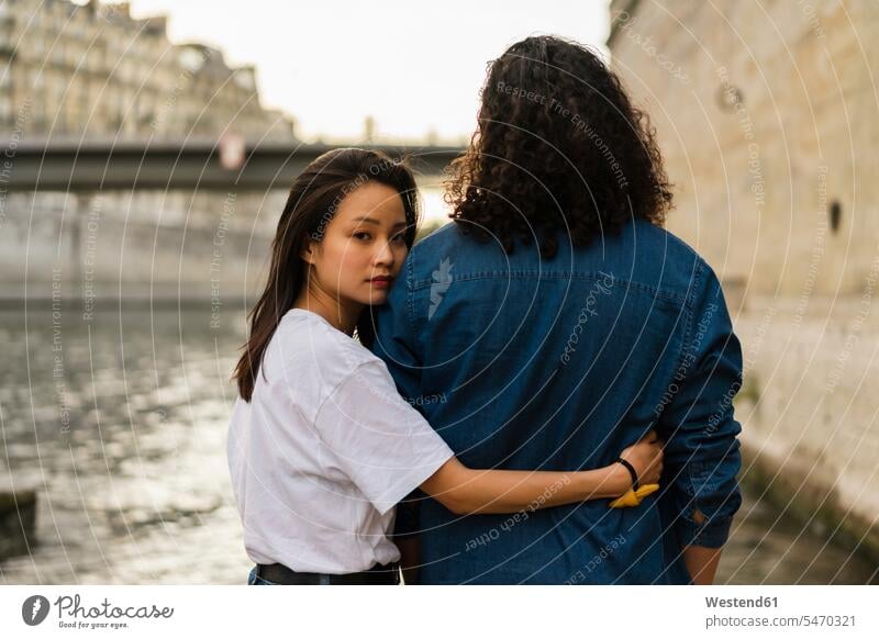 Frankreich, Paris, junges verliebtes Paar an der Seine Fluss Fluesse Fluß Flüsse Liebe lieben Pärchen Paare Partnerschaft Gewässer Wasser positiv Emotion Gefühl