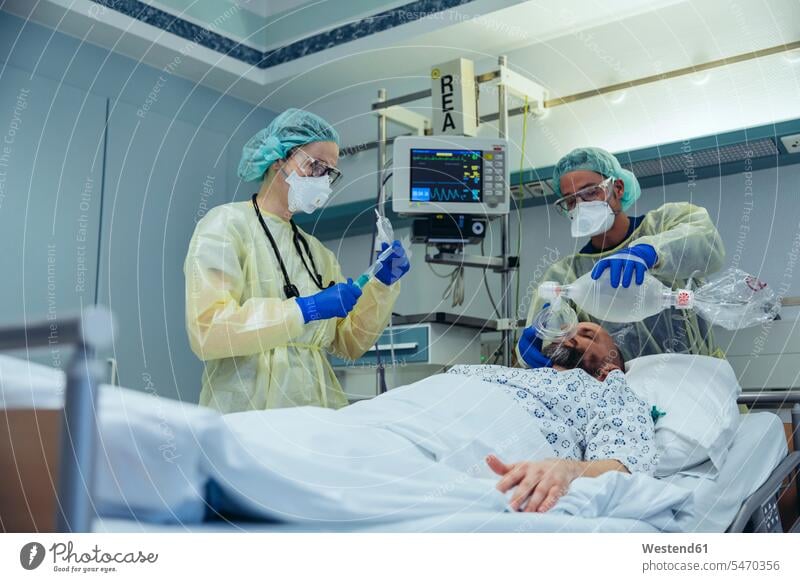 Ärzte mit Beutelventilmaske bei der Versorgung von Patienten auf der Notfallstation eines Krankenhauses Arbeitskollege Arbeitskollegen Kollege Gesundheit