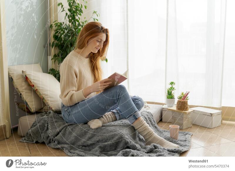 Junge Frau liest zu Hause ein Notizbuch Leute Menschen People Person Personen Europäisch Kaukasier kaukasisch 1 Ein ein Mensch eine nur eine Person single