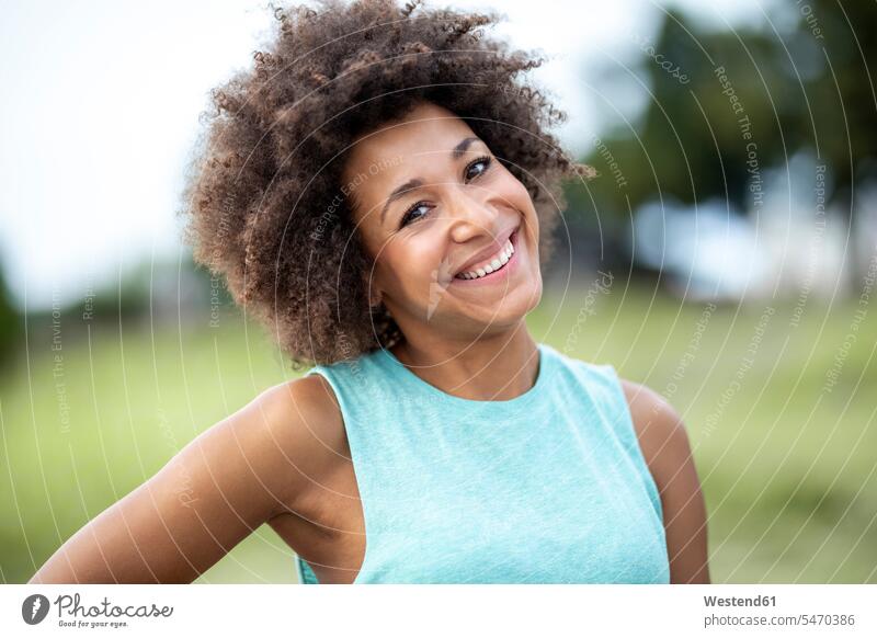 Porträt einer glücklichen Frau im Freien lächeln Portrait Porträts Portraits weiblich Frauen Glück glücklich sein glücklichsein Erwachsener erwachsen Mensch