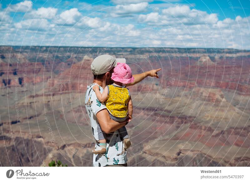 USA, Arizona, Grand Canyon National Park, Vater und kleines Mädchen genießen die Aussicht, Rückansicht Grand-Canyon-Nationalpark Grand Canyon Nationalpark