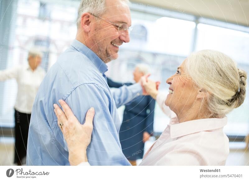 Eine Gruppe aktiver Senioren besucht einen Tanzkurs im Altersheim freuen Glück glücklich sein glücklichsein alte alter altes Pension pensioniert Pensionierung