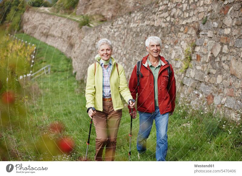 Deutschland, Rheingau, glückliches Seniorenpaar beim gemeinsamen Wandern Gemeinsam Zusammen Miteinander wandern Wanderung Glück glücklich sein glücklichsein