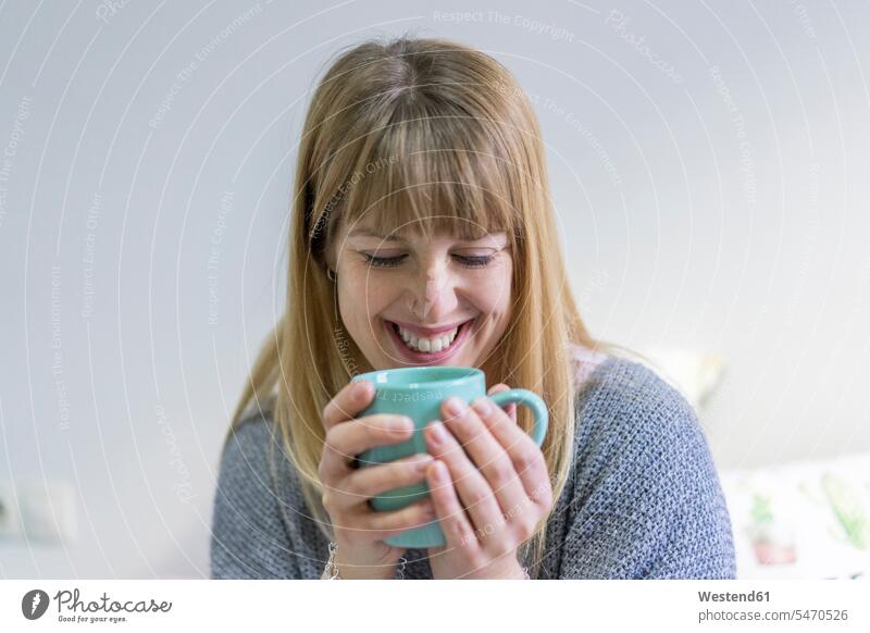 Porträt einer lachenden jungen Frau mit Kaffeebecher Becher weiblich Frauen Portrait Porträts Portraits Geschirr Erwachsener erwachsen Mensch Menschen Leute