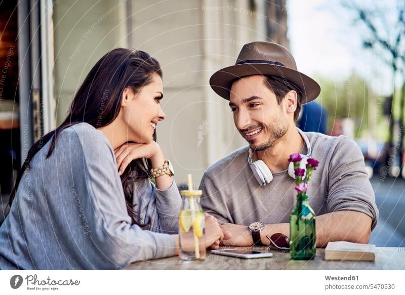 Glücklich zärtliches junges Paar im Freien Cafe Pärchen Paare Partnerschaft glücklich glücklich sein glücklichsein Straßencafe Straßencafes Strassencafe