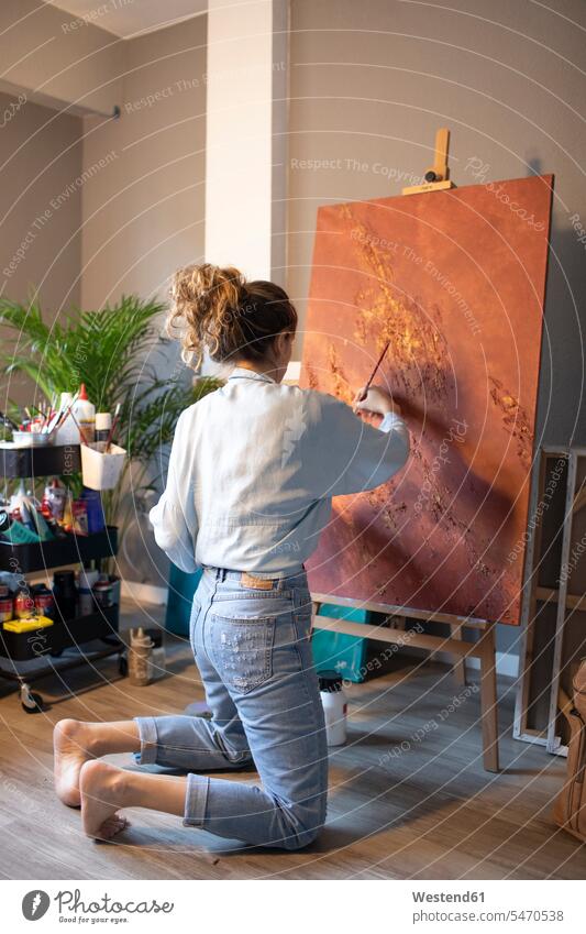 Junge Frau malt in ihrem Atelier weiblich Frauen malen Erwachsener erwachsen Mensch Menschen Leute People Personen Freizeitaktivität positiv Malerin Malerinnen