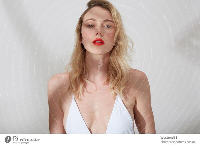 Bildnis einer jungen blonden Frau mit roten Lippen sommerlich Sommerzeit Erwartung sehnsüchtig Streben sinnlich verführen verführerisch verlockend Verlockung