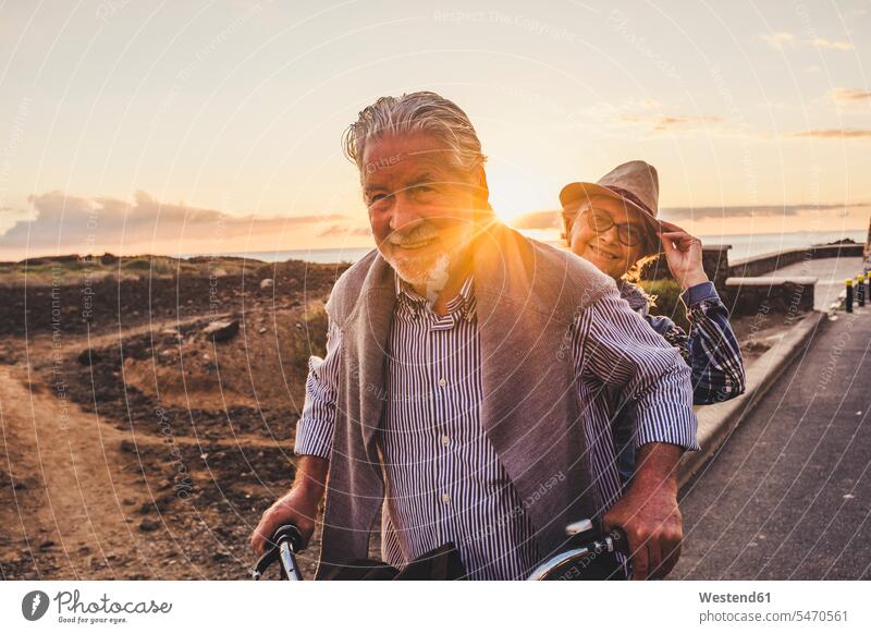 Glückliches aktives Seniorenpaar auf dem Fahrrad, Teneriffa Leute Menschen People Person Personen Europäisch Kaukasier kaukasisch 2 2 Menschen 2 Personen zwei