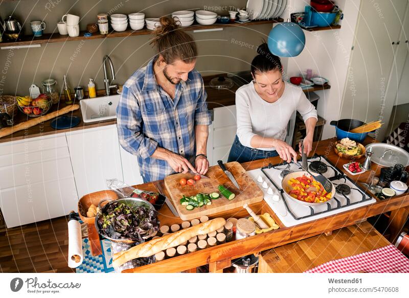 Junges Paar bei der gemeinsamen Zubereitung von Essen, Verkostung von Spaghetti Gemeinsam Zusammen Miteinander Küche kochen zubereiten Essen zubereiten Pärchen