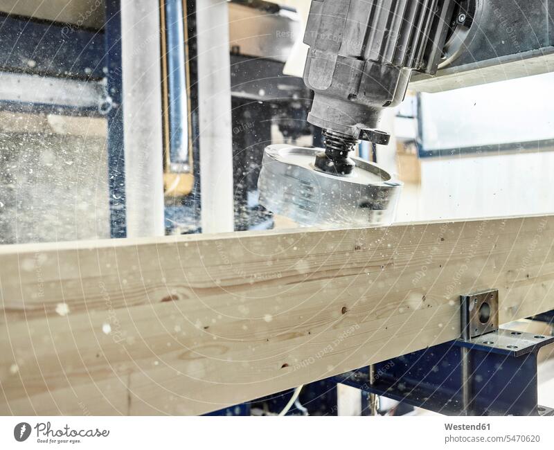 Holzproduktion, Fräsmaschine und Holzplatte Bewegung sich bewegen Kraft stark Stärke kräftig hoelzern hölzern Nahaufnahme Nahaufnahmen Großaufnahme close up