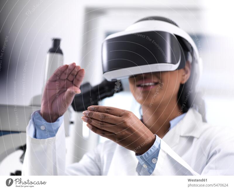 Wissenschaftlerin benutzt virtuelle Realität, um ein Forschungsexperiment im Labor zu verstehen arbeiten Arbeit Virtual Reality Brille Virtual-Reality-Brille