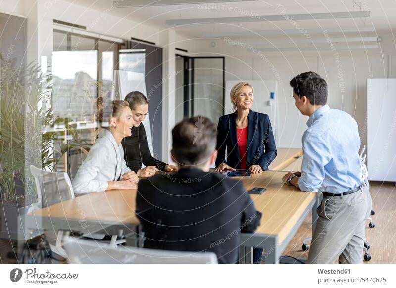 Geschäftsfrau leitet eine Sitzung im Amt Team Beruf arbeiten lächeln sprechen Zufriedenheit Anführen Gemeinsam modern Planung Unterhaltung Zusammenarbeit