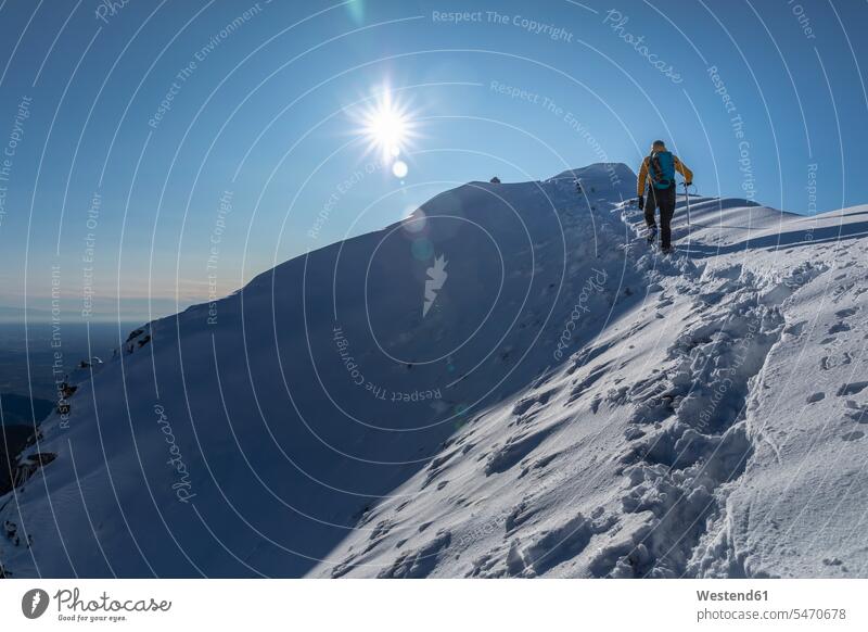 Bergsteigen auf verschneiten Bergen, Lecco, Italien Leute Menschen People Person Personen Europäisch Kaukasier kaukasisch 1 Ein ein Mensch eine nur eine Person