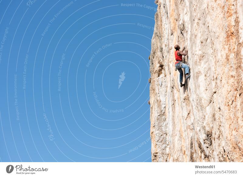 Griechenland, Kalymnos, Kletterer in Felswand klettern steigen Felsen Freeclimbing Felsenklettern Felsklettern Herausforderung herausfordern Herausforderungen
