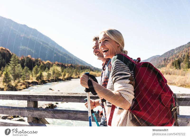 Österreich, Alpen, glückliches Paar auf einem Wanderausflug über eine Brücke Europäer Europäisch Kaukasier kaukasisch reifer Mann reife Männer 45-50 Jahre