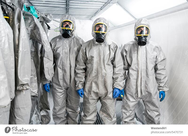 Porträt von Sanitärarbeitern, die während einer Pandemie in Schutzanzügen stehen Farbaufnahme Farbe Farbfoto Farbphoto Coronavirus Covid-19 Virus COVID19