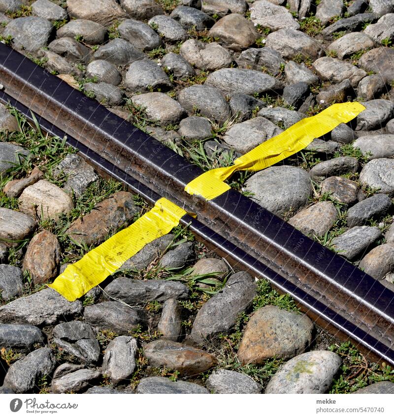 Bahnstreik Schiene Schienenverkehr Gleise Absperrung Klebeband Schienennetz Markierung Absperrband Sperrung Verkehr überklebt Eisenbahn