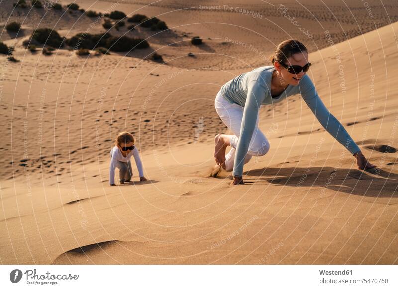 Mutter und Tochter krabbeln auf Sanddünen, Gran Canaria, Spanien Touristen Brillen Sonnenbrillen entspannen relaxen entspanntheit relaxt freuen Frohsinn