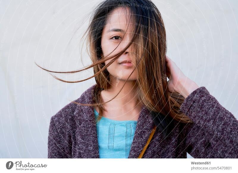 Porträt einer Frau mit vom Wind zerzaustem Haar Leute Menschen People Person Personen Asiaten Asiatisch asiatische asiatische Abstammung asiatischer asiatisches
