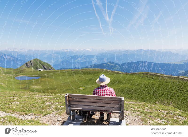 Schweiz, Kanton St. Gallen, Mann auf Bank ruhend, Blick auf die Berge Hüte Bänke Sitzbank Sitzbänke sitzend sitzt Farben Farbtoene Farbton Farbtöne auf Achse