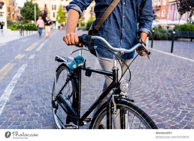 Mann, der in der Stadt ein Fahrrad schiebt Leute Menschen People Person Personen Europäisch Kaukasier kaukasisch 1 Ein ein Mensch eine nur eine Person single