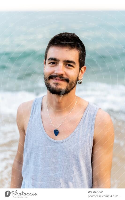 Porträt eines lächelnden jungen Mannes am Strand Europäer Kaukasier Europäisch kaukasisch entspannt entspanntheit relaxt Zufriedenheit zufrieden positiv Ohrring