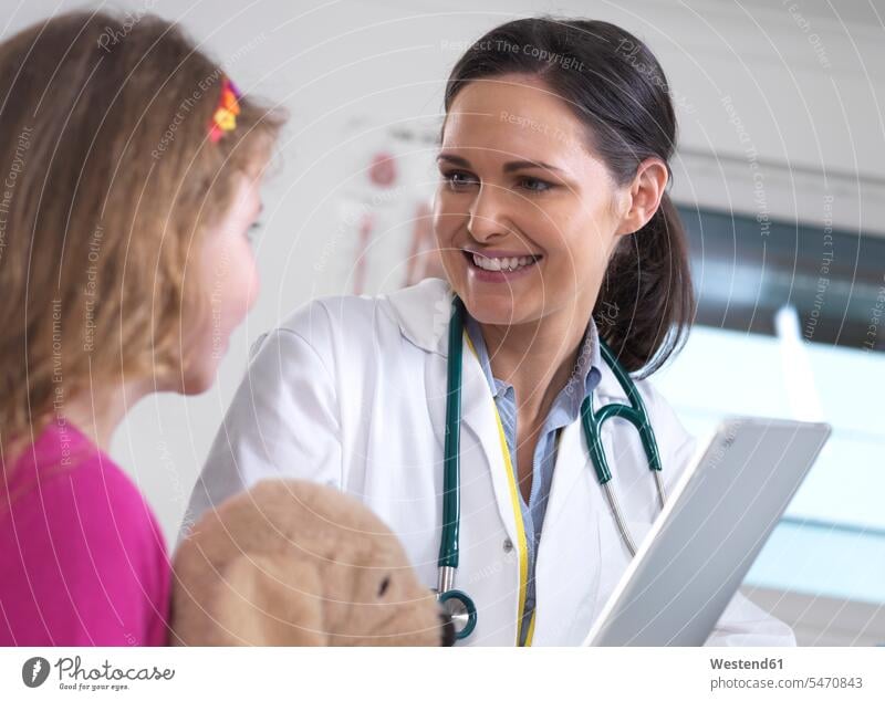 Ärztin zeigt einer jungen Patientin in der Klinik ihre Laborergebnisse auf einem digitalen Tablett Gesundheit Gesundheitswesen medizinisch Erkrankung