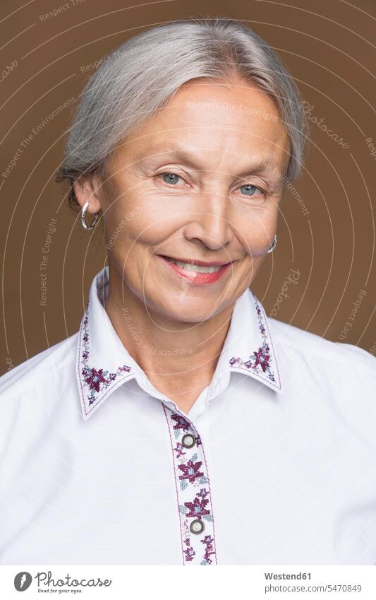 Porträt einer lächelnden älteren Frau mit grauem Haar und bestickter Bluse graue Haare grauhaarig graues Haar Blusen Stickerei Portrait Porträts Portraits