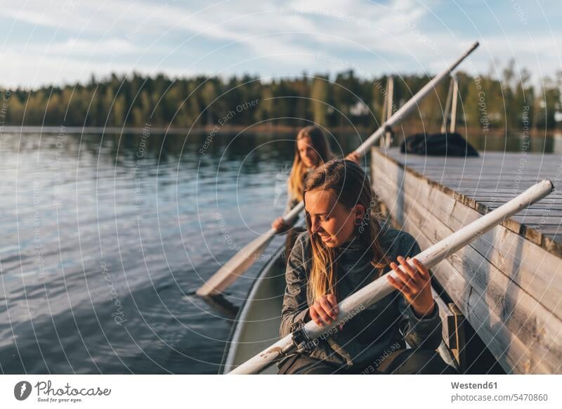 Zwei junge Frauen beim Bootfahren auf dem See Leute Menschen People Person Personen Europäisch Kaukasier kaukasisch 2 2 Menschen 2 Personen zwei Zwei Menschen