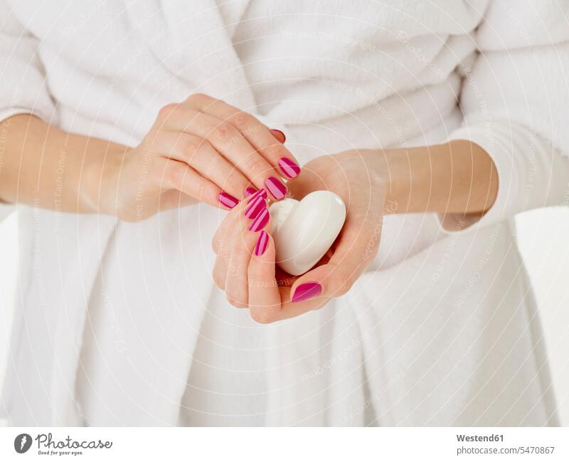 Junge Frau, Hände mit lackierten Nägeln und Seife Schönheit Beauty Wellness Gesundheit weiblich Frauen Maniküre Manikuere Hand Fingernagel Fingernägel