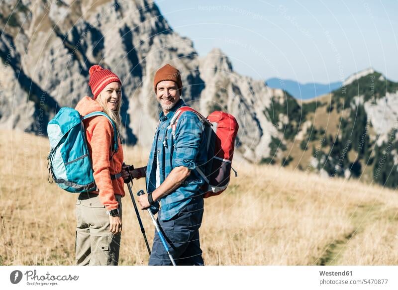 Österreich, Tirol, glückliches Paar auf einer Wanderung in den Bergen Pärchen Paare Partnerschaft Gebirge Berglandschaft Gebirgslandschaft Gebirgskette