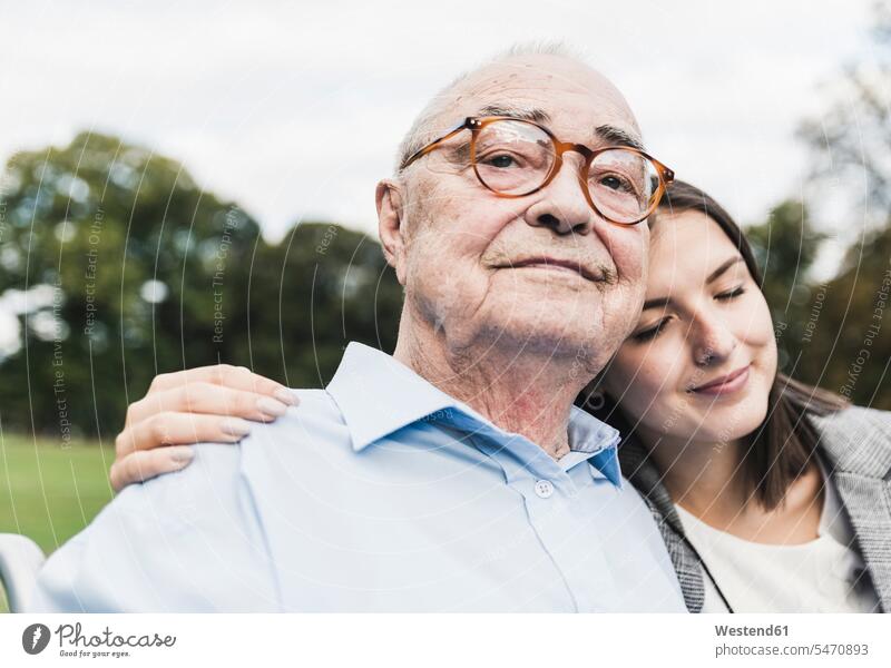 Porträt eines selbstbewussten älteren Mannes mit seiner Enkelin in einem Park Generation Brillen gefühlvoll Emotionen Empfindung Empfindungen fühlen Gefühl