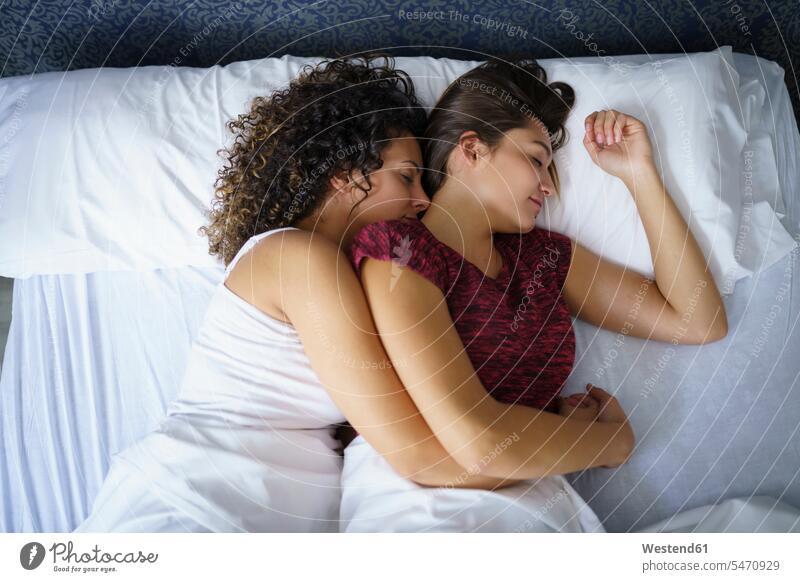 Lesbisches Paar schläft zu Hause im Bett Farbaufnahme Farbe Farbfoto Farbphoto Innenaufnahme Innenaufnahmen innen drinnen Tag Tageslichtaufnahme