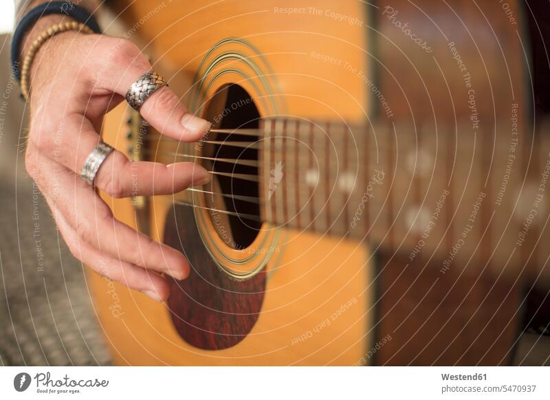 Nahaufnahme einer Gitarre spielenden Männerhand musizieren Musik machen Hand Hände Gitarren Mann männlich Mensch Menschen Leute People Personen Saiteninstrument