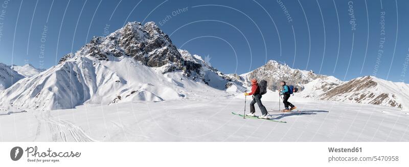Georgien, Kaukasus, Gudauri, zwei Personen auf einer Skitour Spitze Bergspitze Bergspitzen Spitzen Reisende Reisender Freizeitaktivität Trekking Trecking