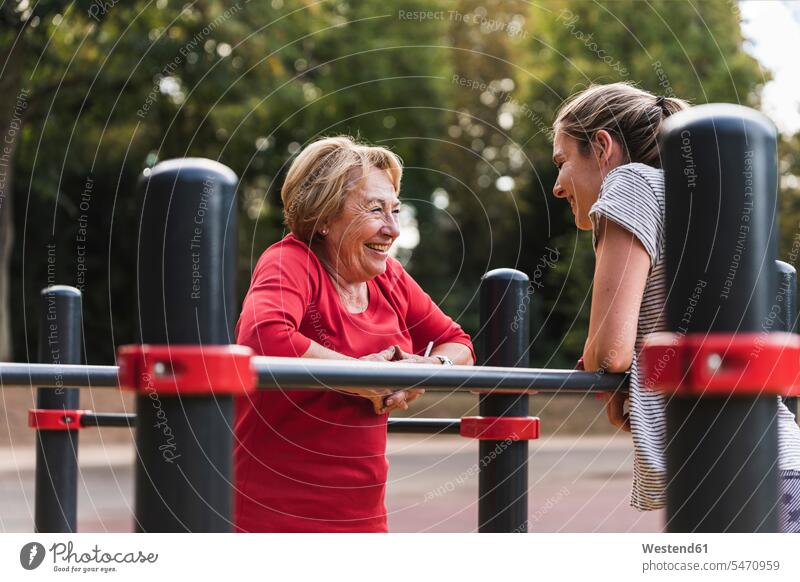 Großmutter und Enkelin trainieren auf Stangen in einem Park Kraft stark Stärke kräftig Parkanlagen Parks Beweglichkeit Biegsamkeit beweglich Enkeltochter