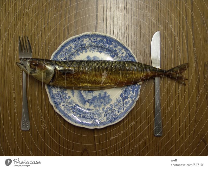 Mahlzeit Fisch. Makrele Hering geräuchert Teller Besteck Tisch Freitag frisch Fischgräte lecker makaber Ernährung Schwimmhilfe Räucherfisch