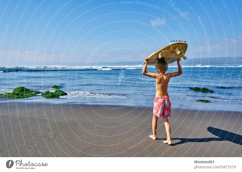 Chile, Pichilemu, Junge mit Surfbrett am Meer Meere tragen transportieren Strand Beach Straende Strände Beaches Surfbretter surfboard surfboards Buben Knabe