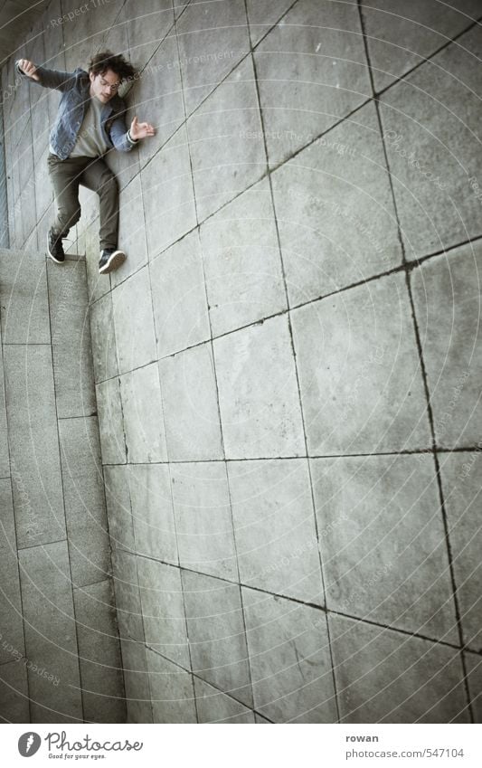 absprung Mensch maskulin Junger Mann Jugendliche Erwachsene 1 Mauer Wand springen Mut Stress Verzweiflung verstört Trick Illusion lustig Selbstmord Suizidalität
