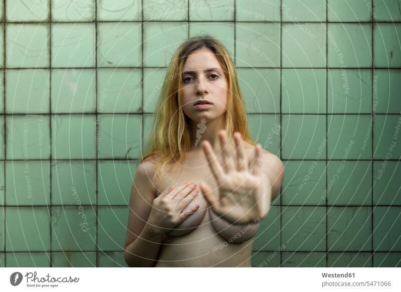 Nackte Frau zeigt Gefühle im Badezimmer, Feminismus, Missbrauch und Gewalt gegen Frauen Opfer Vergewaltigung Gestik gestikulieren Geste Abwehr abwehren