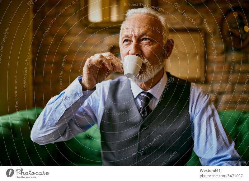 Eleganter älterer Mann trinkt Kaffee in einem Café Männer männlich Eleganz stilvoll Cafe Kaffeehaus Bistro Cafes Cafés Kaffeehäuser trinken Erwachsener