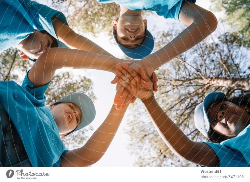 Gruppe von Kindern stapeln Hände Europäer Nordafrikaner vier Personen Mädchen 6-7 Jahre Junge 10-11 Jahre 8-9 Jahre 12-13 Jahre Spanien Einigkeit Gemeinschaft