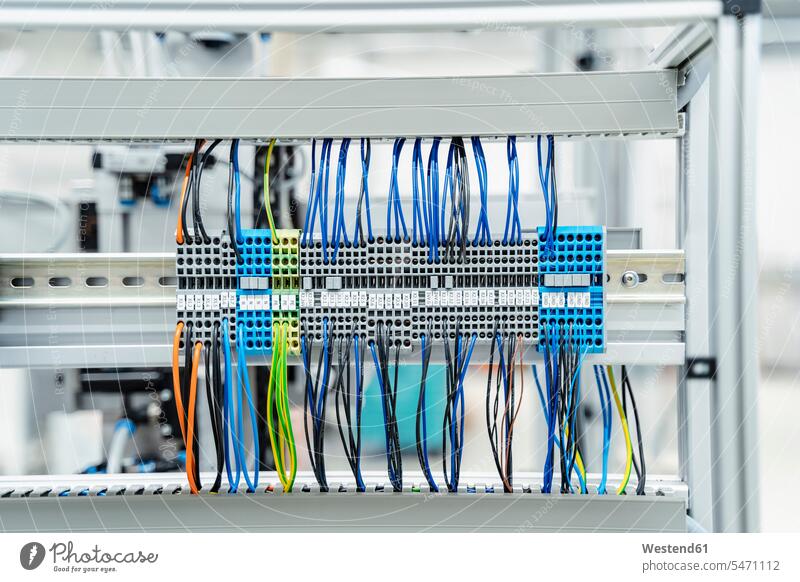 Mehrfarbige Kabel von Industriemaschinen, Stuttgart, Deutschland Innenaufnahme Innenaufnahmen innen drinnen differenzierter Fokus verschiedenfarbig bunt